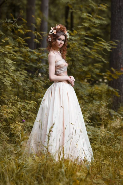 Uzun Açık Renk Elbiseli Ince Bir Kız Saçında Çiçekler Var — Stok fotoğraf