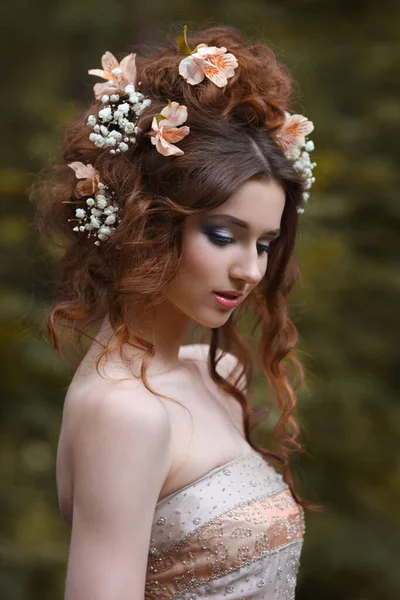 Dışarıda Saç Stili Çiçekli Şirin Bir Gelin Portresi — Stok fotoğraf