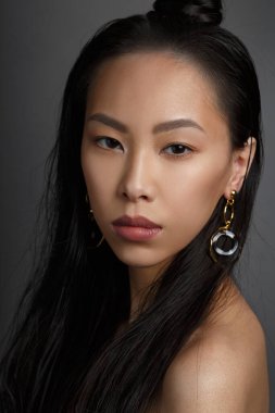 Koyu arkaplanda güzel bir Asyalı kadın.