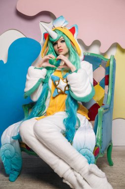 Tek boynuzlu at pijamalı bir kızın portresi..