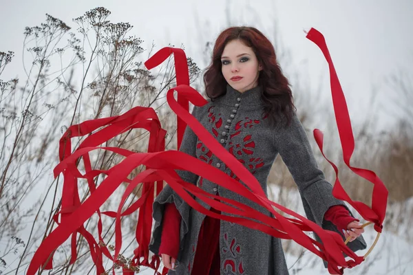 Belle Fille Dansant Avec Des Rubans Rouges Dans Les Champs — Photo