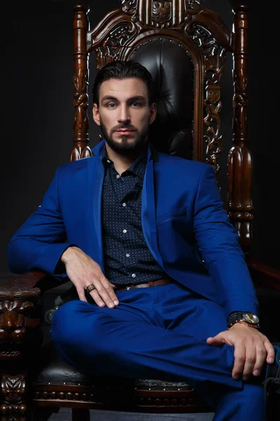 Homem Elegante Terno Azul Clássico Sentado Uma Cadeira Madeira Esculpida — Fotografia de Stock