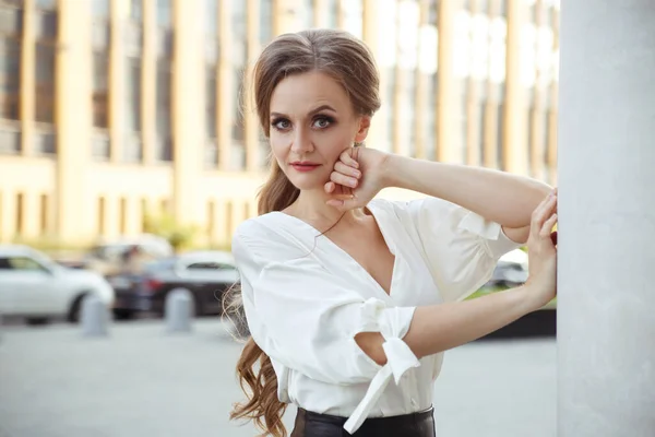 Atraktivní Dospělá Žena Elegantním Business Oblečení Venku — Stock fotografie