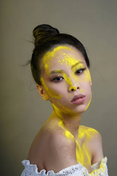 Sarı Holi Boyalı Yaratıcı Makyajlı Güzel Asyalı Kız — Stok fotoğraf