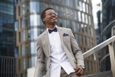 Ofis binasının arka planında yakışıklı zenci bir işadamı..