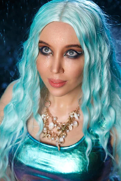 Porträt Einer Schönen Meerjungfrau Mit Blauen Haaren Vor Dunklem Wasser — Stockfoto