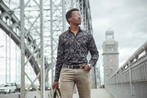 Joven Atractivo Hombre Negro Caminando Por Puente Ciudad — Foto de Stock