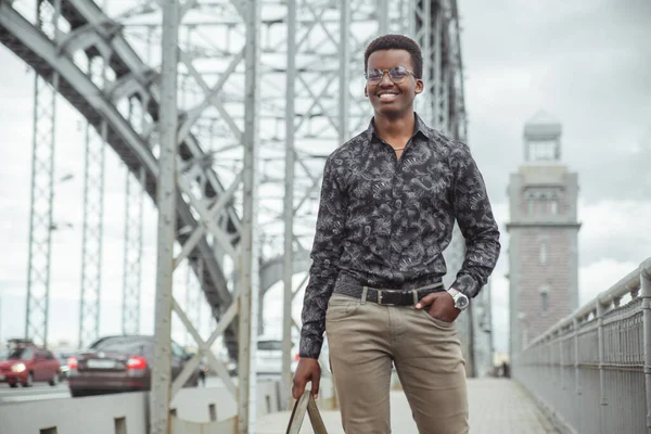Joven Sonriente Atractivo Hombre Negro Caminando Por Puente Ciudad — Foto de Stock