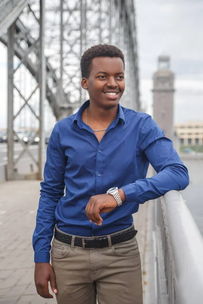 Jeune Homme Noir Heureux Chemise Bleue Décontractée Sur Pont Dans — Photo