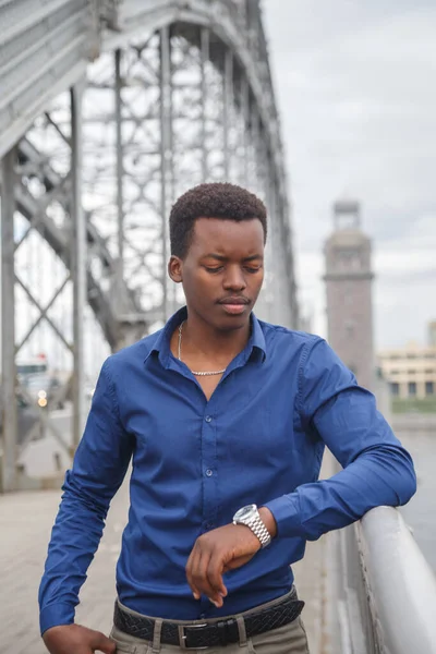 Joven Negro Con Una Camisa Azul Casual Puente Ciudad — Foto de Stock