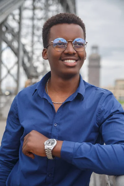Retrato Joven Negro Feliz Con Una Camisa Azul Casual Puente — Foto de Stock