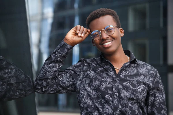 Joven Hombre Negro Atractivo Traje Negocios Fondo Ciudad —  Fotos de Stock