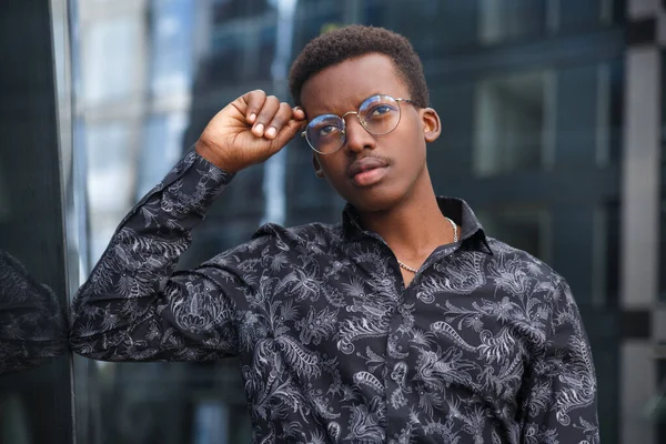 Joven Hombre Negro Atractivo Traje Negocios Fondo Ciudad — Foto de Stock