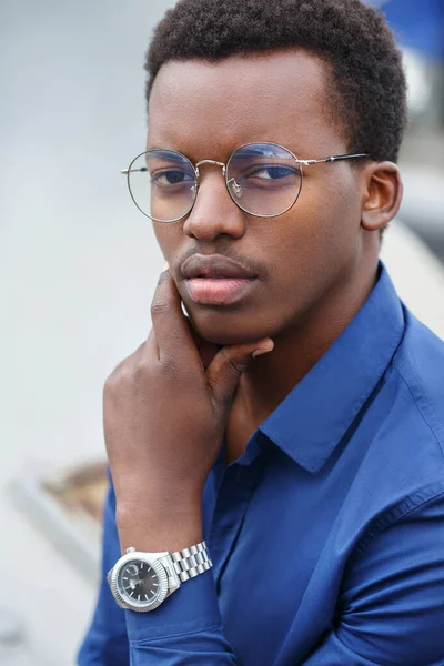Portret Van Een Leuke Zwarte Man Een Blauw Shirt Elegante — Stockfoto