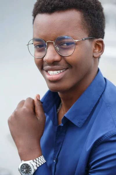 Portrét Pohledného Černého Usmívajícího Chlapa Modré Košili Elegantních Brýlích Venku — Stock fotografie