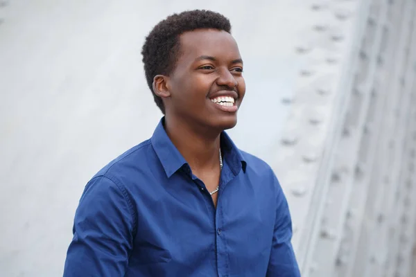 Alegre Sonriente Atractivo Hombre Negro Camisa Azul Afuera — Foto de Stock