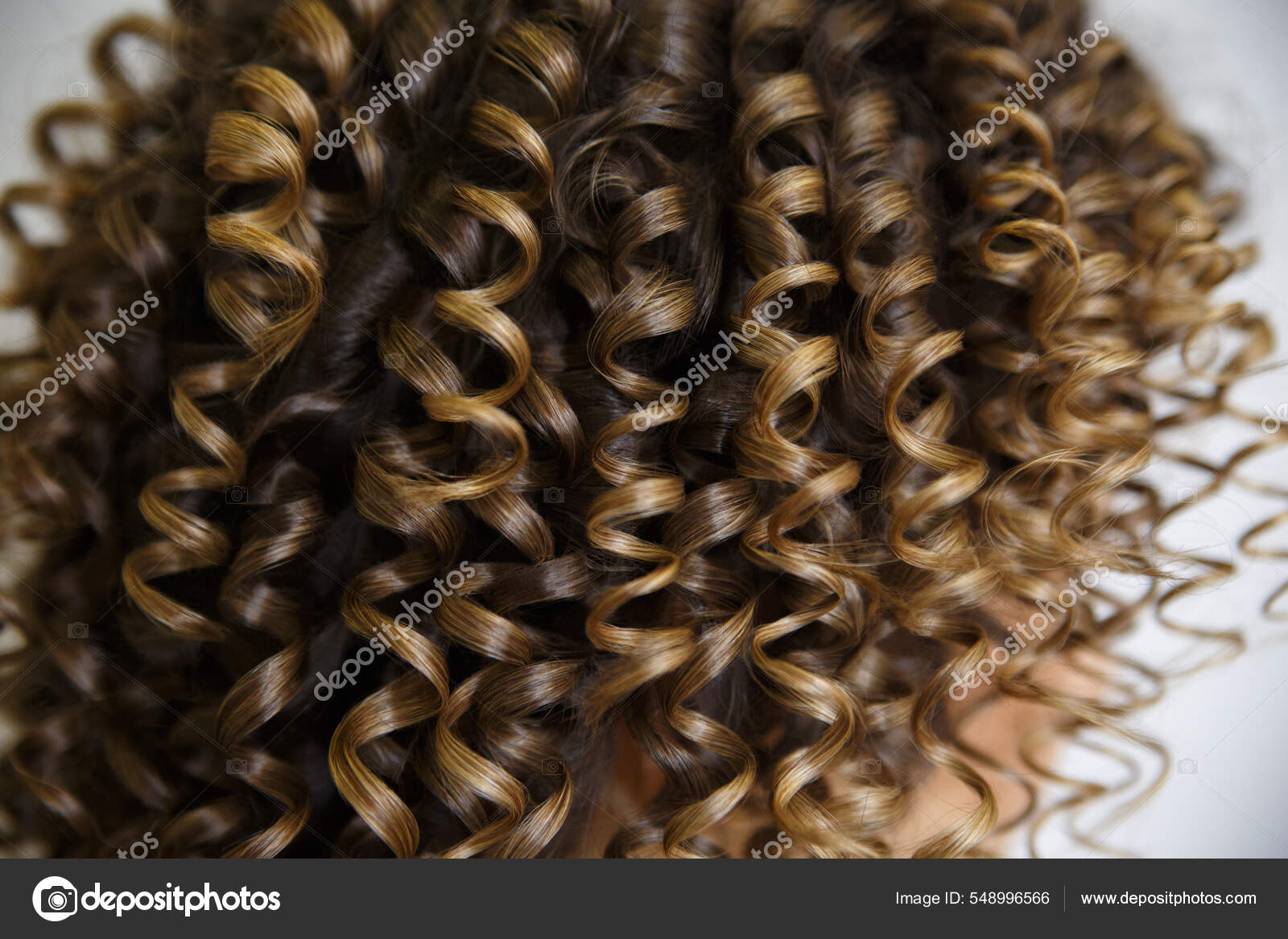 Closeup de cabelo loiro encaracolado sem rosto visão traseira de