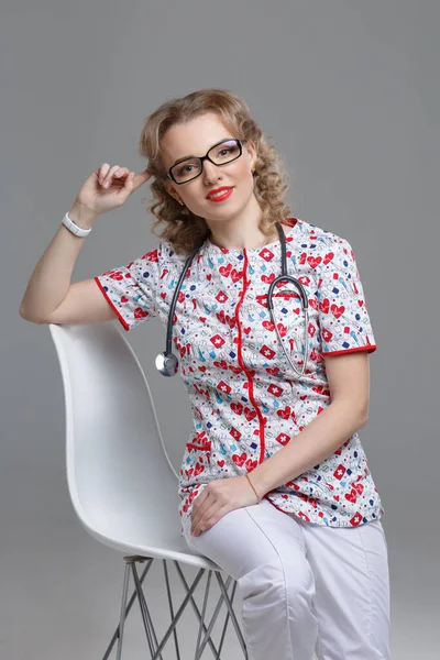 Médico Menina Sorrindo Atraente Roupas Médicas Brilhantes Com Estetoscópio Isolado — Fotografia de Stock