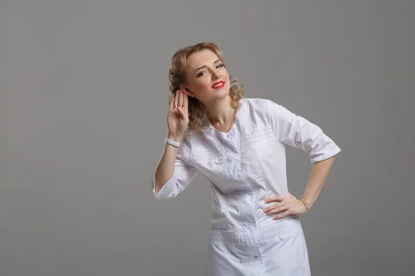 Una Graziosa Ragazza Bionda Curiosa Abito Medico Bianco Sollevato Palmo — Foto Stock