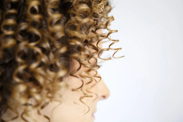 Boční Pohled Hnědé Vlasy Úhledných Kudrlin Světlém Pozadí — Stock fotografie