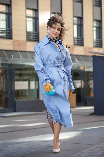 Belle Donne Alla Moda Con Riccioli Impermeabile Blu Passeggiate Tempo — Foto Stock