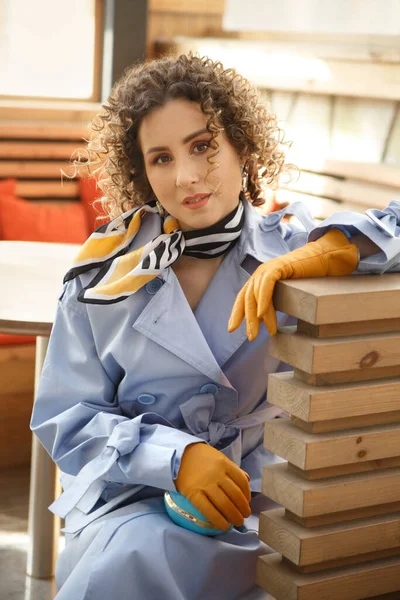 Mujer Con Estilo Con Rizos Impermeable Azul Con Accesorios Amarillos — Foto de Stock