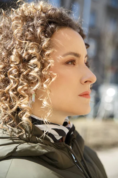 Portrait Une Jolie Femme Aux Boucles Par Une Journée Ensoleillée — Photo