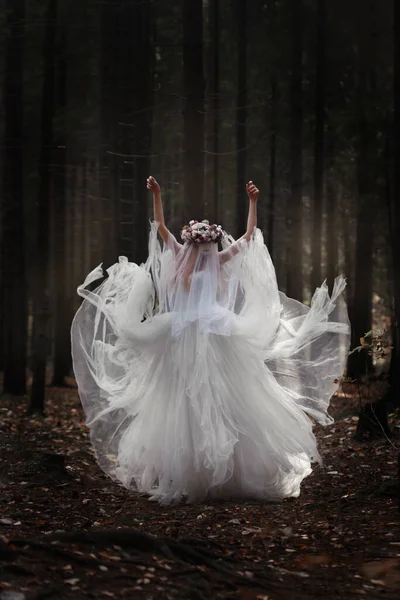 Het Meisje Bruid Een Lange Witte Jurk Een Sluier Danst — Stockfoto