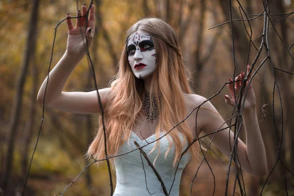 Une Jeune Mariée Avec Terrible Maquillage Sur Visage Dans Une — Photo