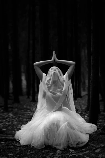 Karanlık Bir Ormanda Dua Eden Gizemli Bir Gelinin Siyah Beyaz — Stok fotoğraf