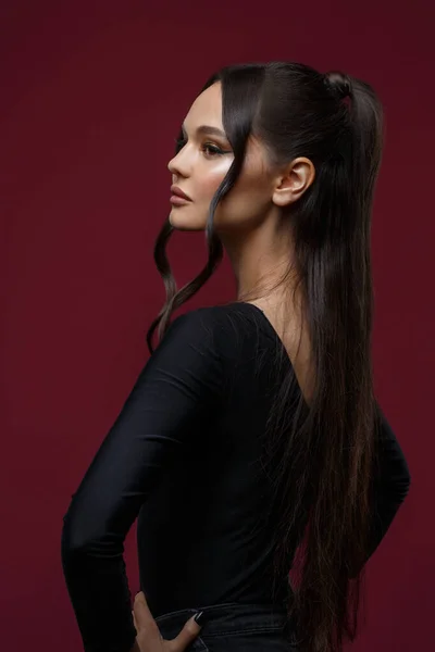 Una Chica Hermosa Delgada Negro Sobre Fondo Rosa Oscuro — Foto de Stock