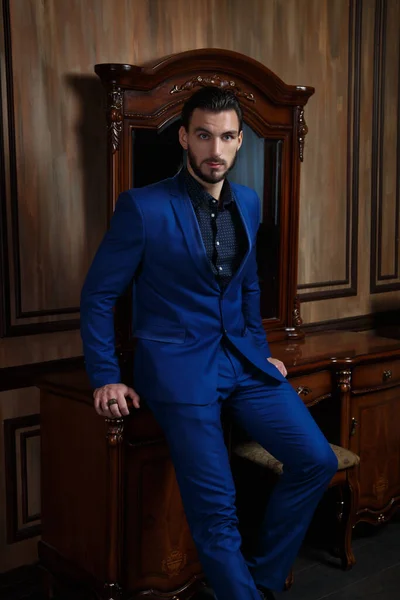 Homem Atraente Elegante Terno Azul Interior Clássico — Fotografia de Stock