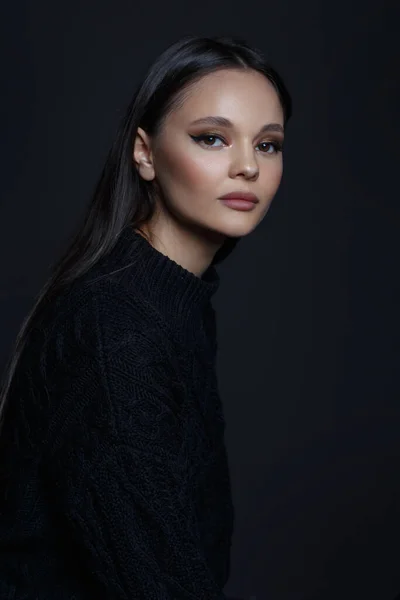 Retrato Elegante Uma Linda Garota Morena Uma Camisola Preta Isolada — Fotografia de Stock