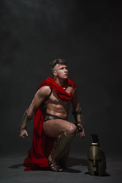 Ung Atletisk Man Klädd Som Romersk Krigare Röd Mantel Och Stockfoto