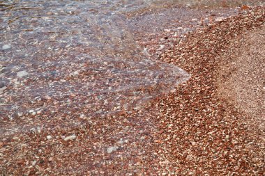 Suyun altındaki küçük çakıl taşlarının doğal arka planı.