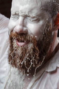 Süt derelerinde sakallı bir adamın portresi..