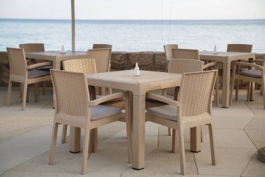 Açık bir günde deniz kenarındaki kafe, Akdeniz, Karadağ.