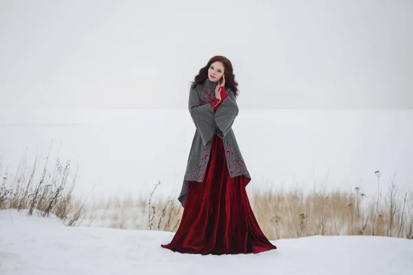 Beautiful Woman Elegant Coat Long Red Skirt Snow Covered Fields — Stock Photo, Image