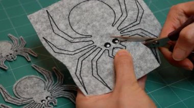 Gri keçeden örümceği kesen kadın. Cadılar Bayramı Kutlaması için hazırlık yapıyorum. Cadılar Bayramı dekoru. El işi, DIY