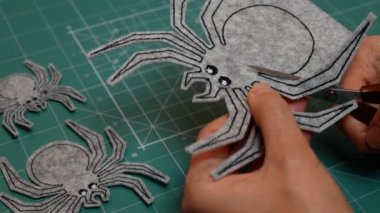 Eller örümceğin siluetini kesiyor. Tatiller ve Cadılar Bayramı Dekorasyonları