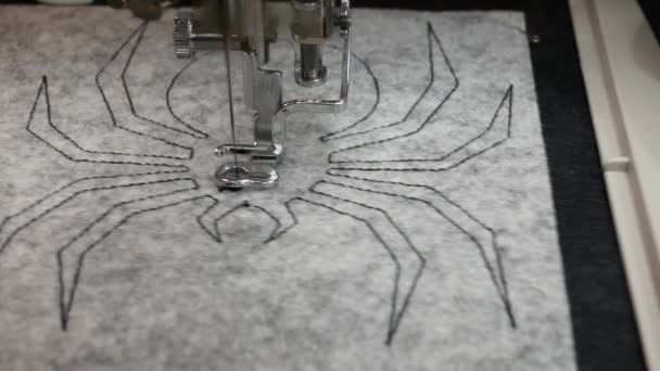 Вышивальная Машина Создающая Текстильный Дизайн Игла Швейной Машинки Движении Вышивка — стоковое видео