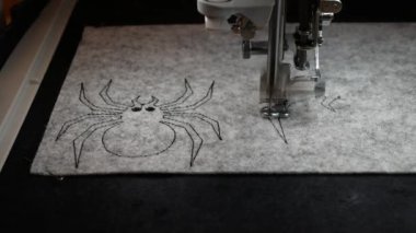 Makine nakışı, Cadılar Bayramı için dekorasyon tasarımı. Gri örtüdeki örümcekler