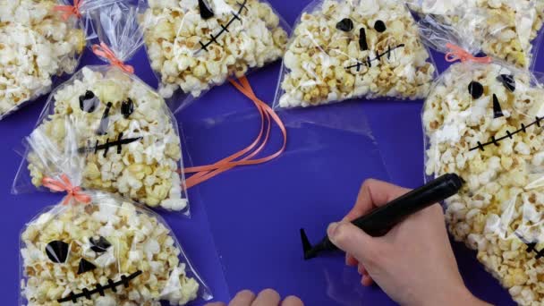 Preparando Presentes Halloween Mãos Mulher Criando Embalagens Halloween Para Pipocas — Vídeo de Stock