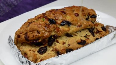 Stollen 'ı erimiş tereyağıyla fırçalamak. Ev yapımı kek yapıyorum. Yemek pişirme süreci