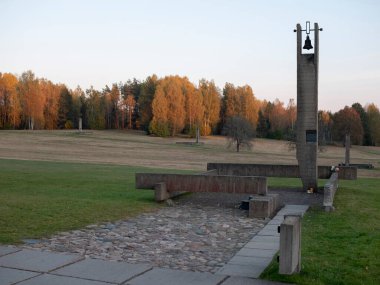 Khatyn, Belarus - 10 Ekim 2021: İkinci Dünya Savaşı sırasında Naziler tarafından diri diri yakılan eski köyde Khatyn anıtı