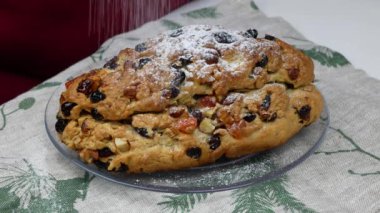 Stollen 'ı krema şekeriyle ilaçlamak. Ev yapımı Noel pastası yapıyorum. Geleneksel Alman ekmeği