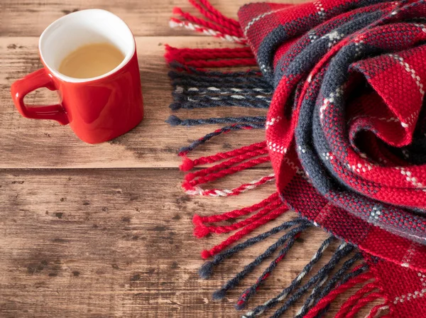 Sıcak tartan halısı ve bir fincan kahve. Samimi ve sıcak atmosfer kavramı, boşluğu kopyala
