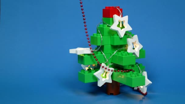 Julgran Gjord Leksaksblocken Märkligt Och Ovanligt Nyårsträd Dekorera Leksak Julgran — Stockvideo
