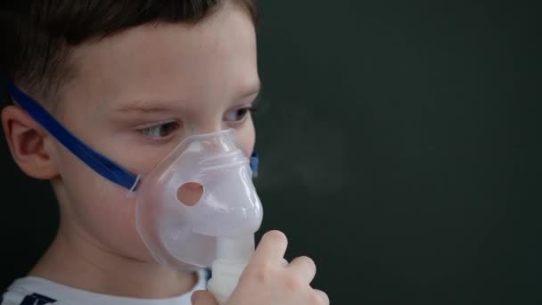 Kind Inhaliert Mit Einem Vernebler Kleiner Junge Mit Vernebelermaske Großaufnahme — Stockvideo
