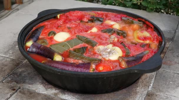 Caldero Grande Con Verduras Rellenas Salsa Tomate Fuego Abierto Cocinar — Vídeos de Stock